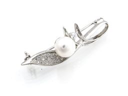 Broszka srebrna z perłą i cyrkoniami