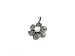Wisiorek srebrny w kształcie kwiatka z perełką