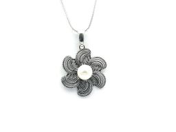 Wisiorek srebrny w kształcie kwiatka z perełką