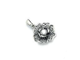 Wisiorek srebrny w kształcie kwiatka z cyrkonią