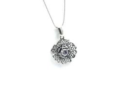 Wisiorek srebrny w kształcie kwiatka z cyrkonią