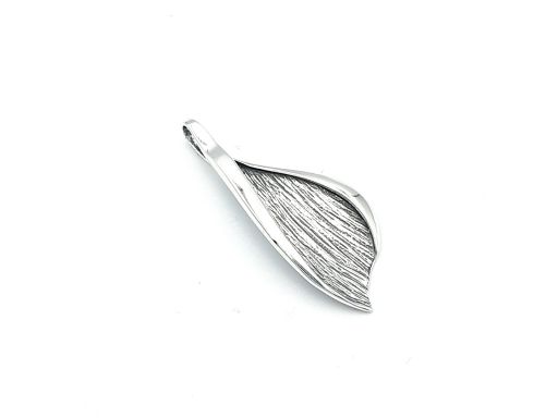 Elegancki wisiorek srebrny