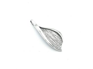 Elegancki wisiorek srebrny
