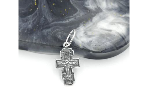 Delikatny srebrny krzyżyk...