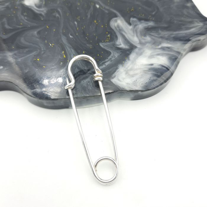 Broszka srebrna w kształcie agrafki – minimalizm, który przyciąga spojrzenia